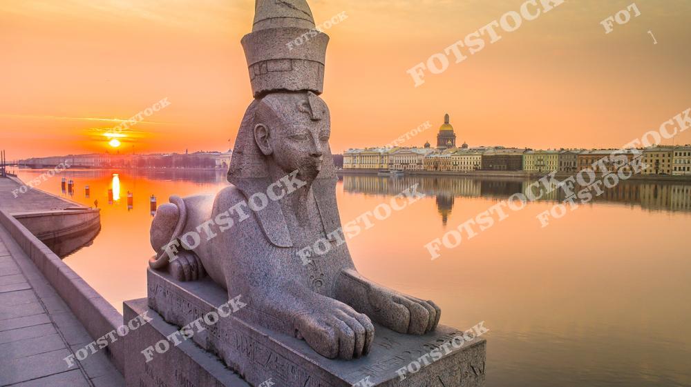 Фотография Санкт-Петербурга с панорамным видом на Васильевский остров и знаменитых египетских сфинксов на Университетской набережной. На снимке запечатлены историческая архитектура центра города, гранитные набережные Невы и символические скульптуры сфинксов, ставшие одной из узнаваемых достопримечательностей Петербурга. Панорамный ракурс позволяет увидеть гармоничное сочетание водных пространств, архитектурных памятников и атмосферы северной столицы России. Изображение идеально подходит для туристических публикаций, постеров, интерьерного оформления, сувенирной продукции и коллекций фотографий Санкт-Петербурга. Питербург с дрона.